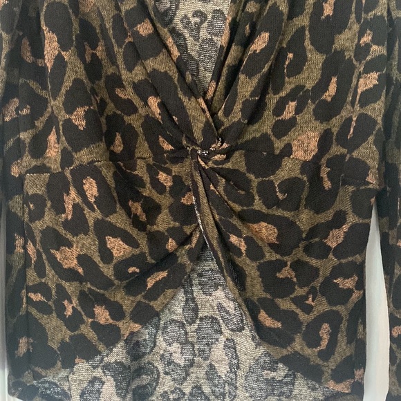 Lightweight Boutique Leopard Sweater with Twist Back Size Small NWT - Picture 4 of 4